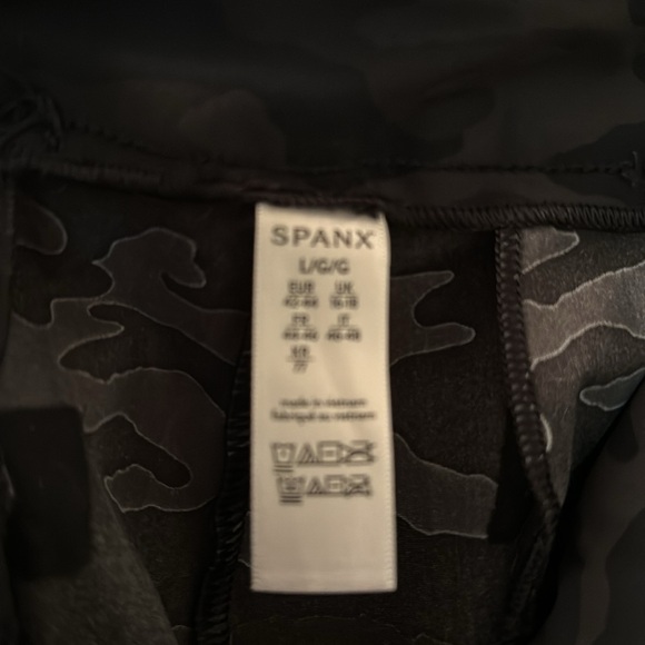 SPANX Sunshine Shorts in black camouflage, Large - Picture 6 of 7